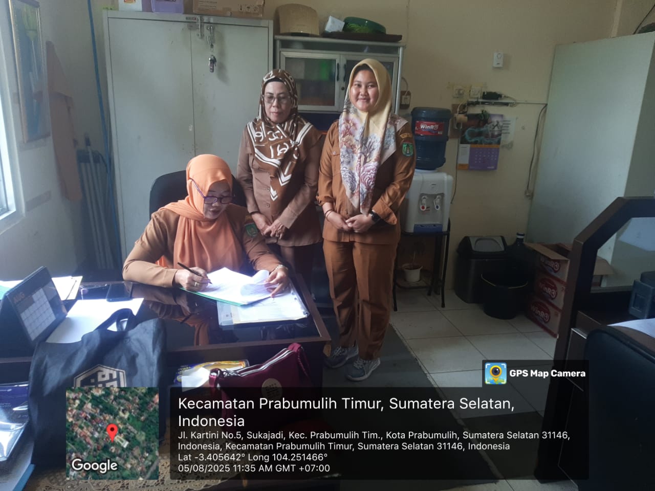 Gotong Royong Bersihkan Lingkungan Desa karang Endah